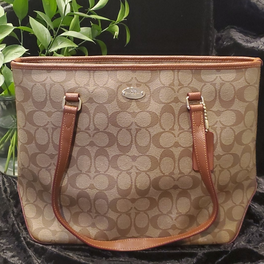 COPY - Coach monogram purse